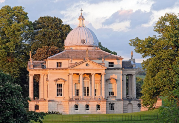 Villa dengan atap kubah dan sentuhan arsitektur klasik